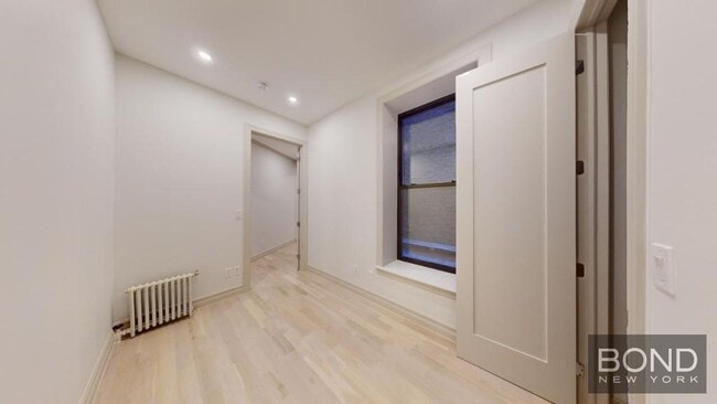 Building Photo - 250 W 91st St