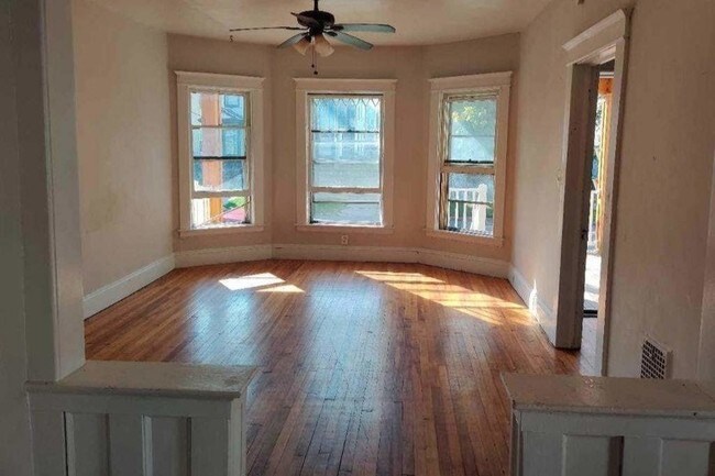 Sala de estar - 1569 Seymour Ave