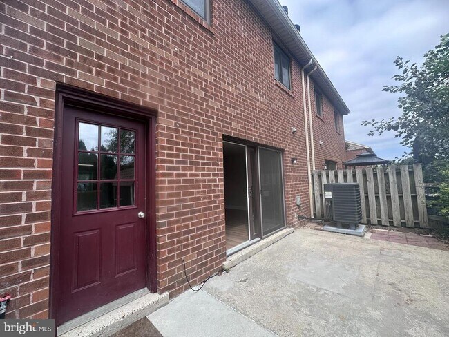 Building Photo - 113 Talgrath Ct