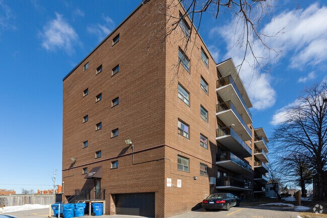 Photo du bâtiment - 190 Queen Street South