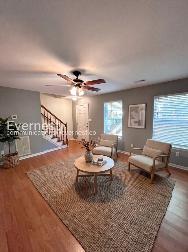 Foto del edificio - 3 Bed/1.5 Bath Home with Fenced Yard / Available Now!