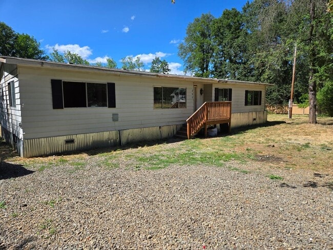 Building Photo - Spacious Home awaits!
