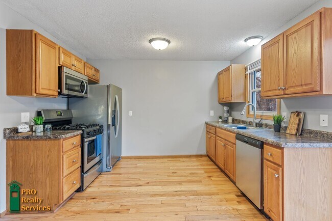 Building Photo - 4 Bedroom Home in Roseville