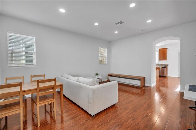 Foto del edificio - 8071 Weeping Willow Ln