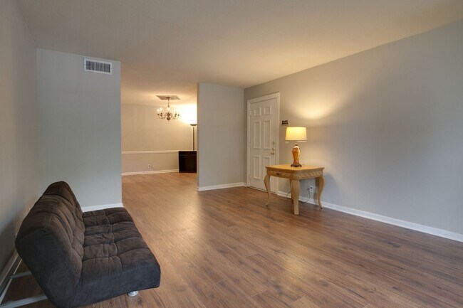 Building Photo - Townhome Close to MTSU