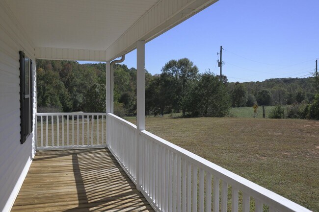 Foto del edificio - 3-bed, 2-bath house on 1.2 acres with stunning views of the mountains