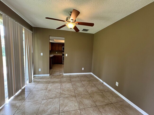 Building Photo - 4 Bedroom Great Location!