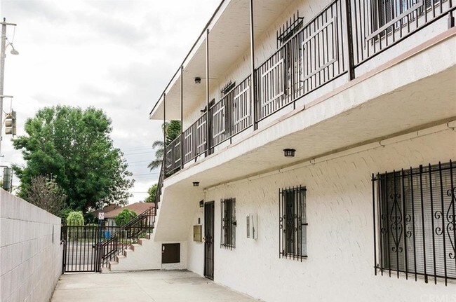 Building Photo - 3390 Santa Fe Ave