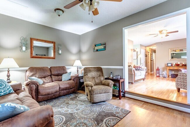 Building Photo - Beautiful and spacious 3 bedroom 2 bathroo...