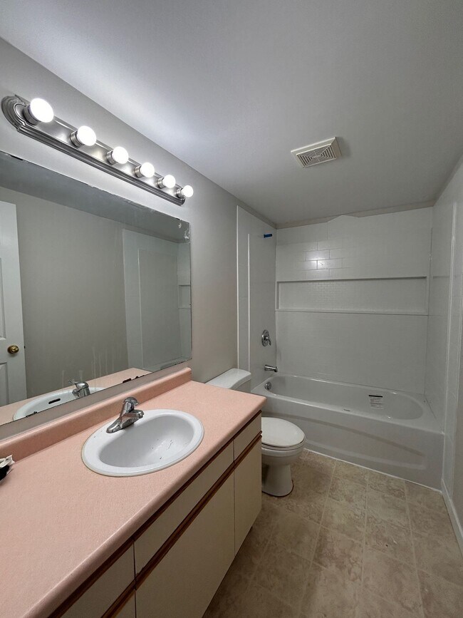 Building Photo - 2 Bed 1 Bath Unit in Olds, AB