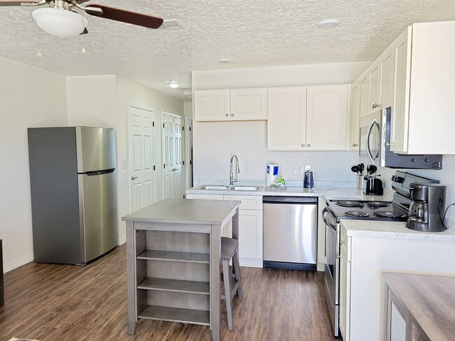 Building Photo - NEW LUXURY ONE BEDROOM APARTMENT FULLY FUR...