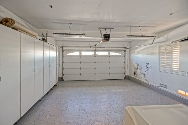 Foto del edificio - VERY SPACIOUS, BRIGHT & AIRY HOME W/ UNIQU...