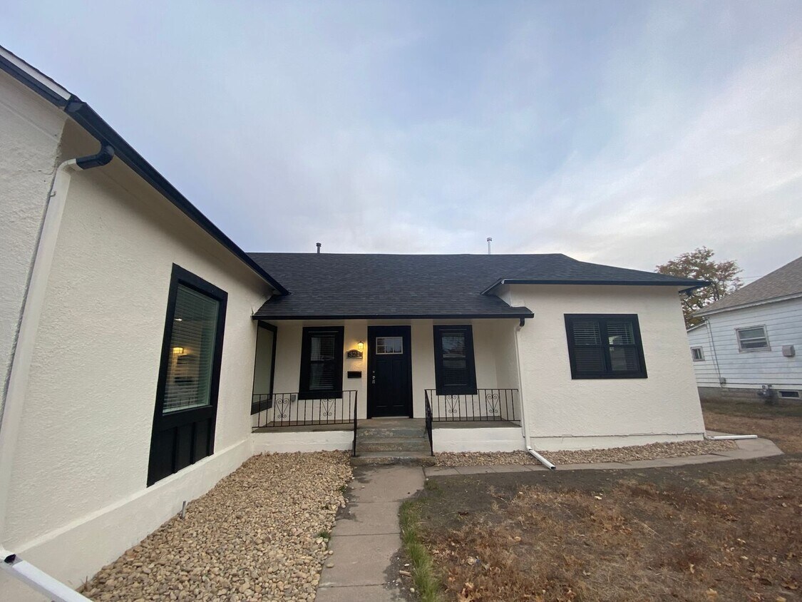 Primary Photo - Beautifully remodeled 2 bed 1 bath unit in...