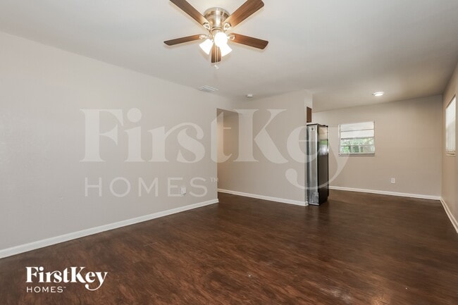 Building Photo - 9305 N Forest Hills Dr
