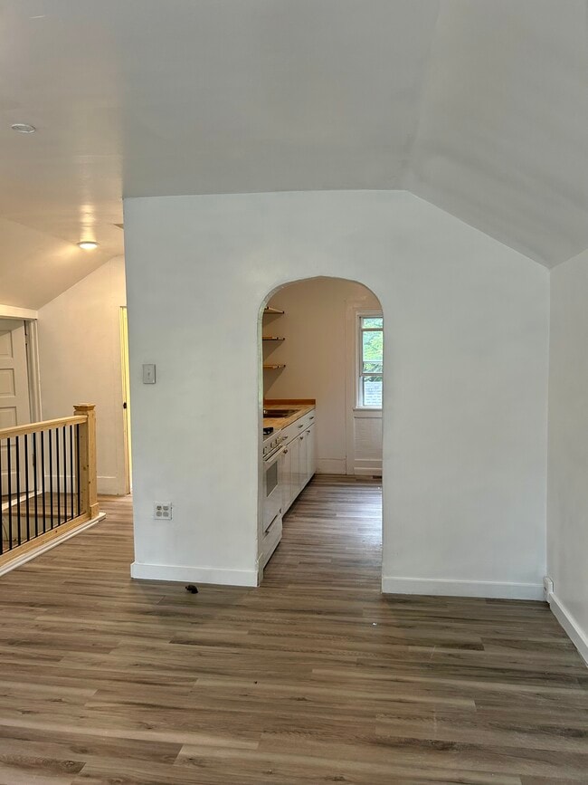 Foto del edificio - 421 W Bond St