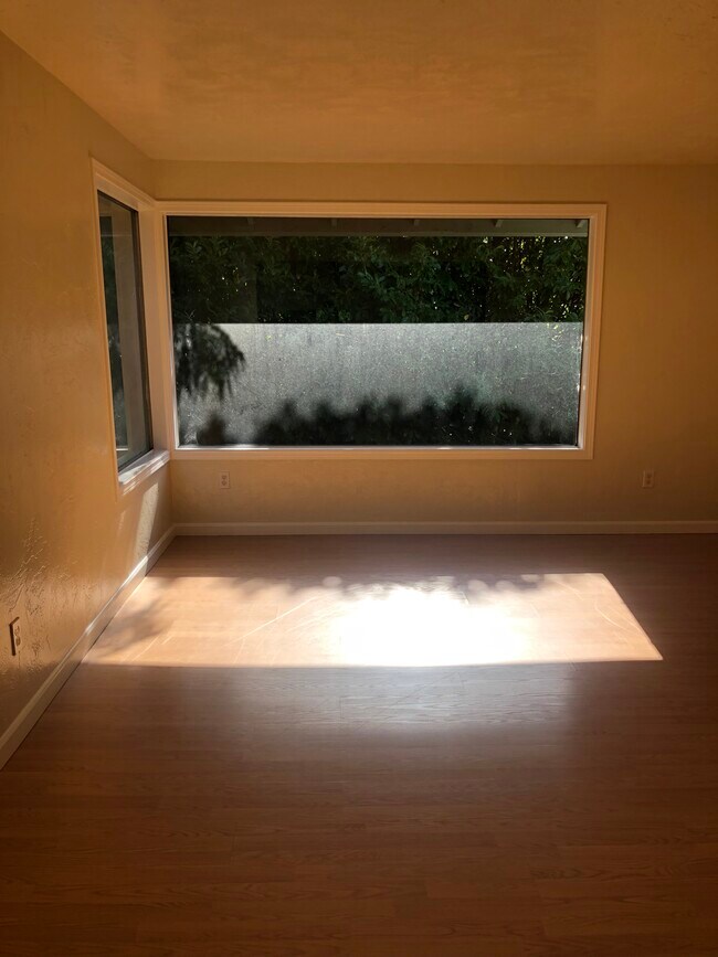 Foto del edificio - 609 Crestview Dr