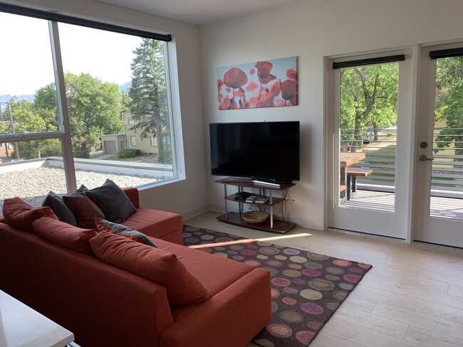 sala de estar - 718 W Babcock St