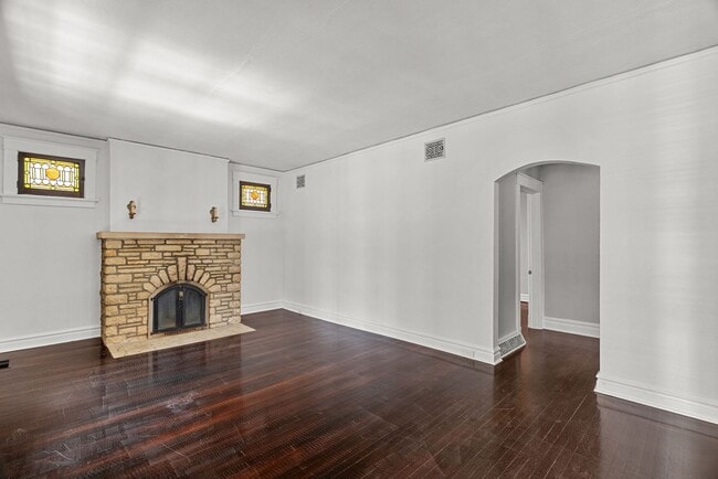 Building Photo - Charming 2+ Bedroom in Shrewsbury – Walkable Neighborhood & Pet-Friendly!