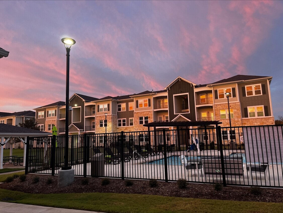 Piscina al amanecer - Denton Grove