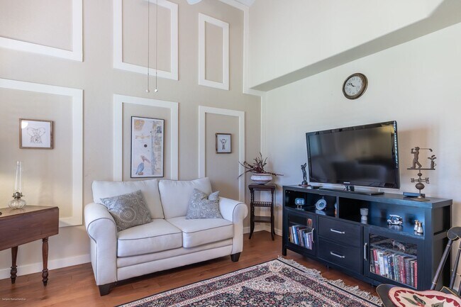 Foto del edificio - IMMACULATE TURNKEY FURNISHED- NEAR TWIN ISLES COUNTRY GOLF CLUB