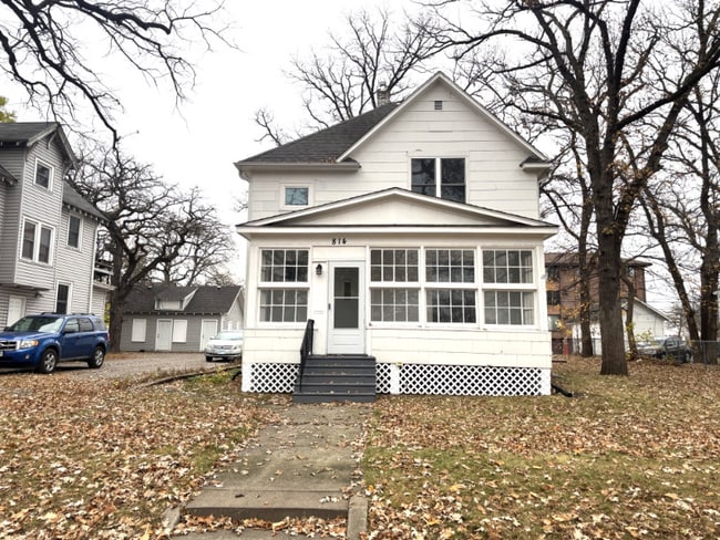 Building Photo - 814 6th Ave S