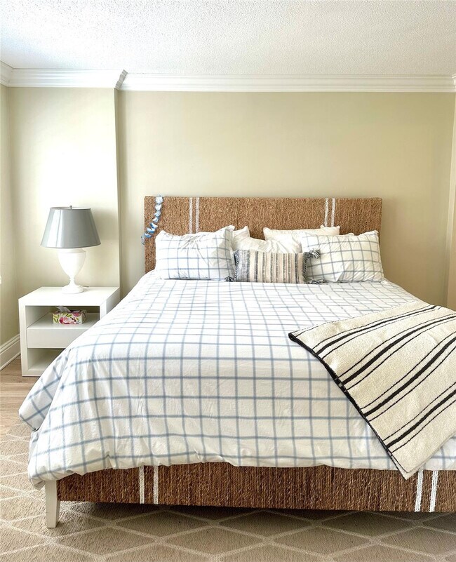 Building Photo - 1169 Hillsboro Mile