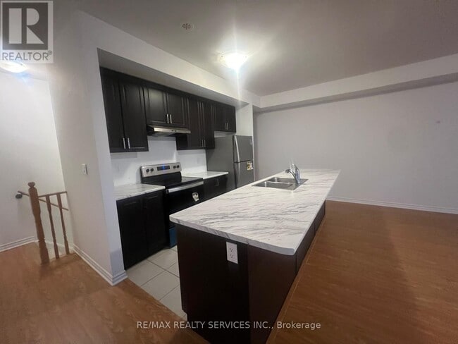 Photo du bâtiment - 4 Joseph Halbert Pl