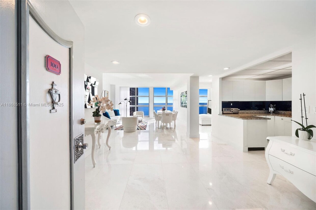Foto principal - 5055 Collins Ave
