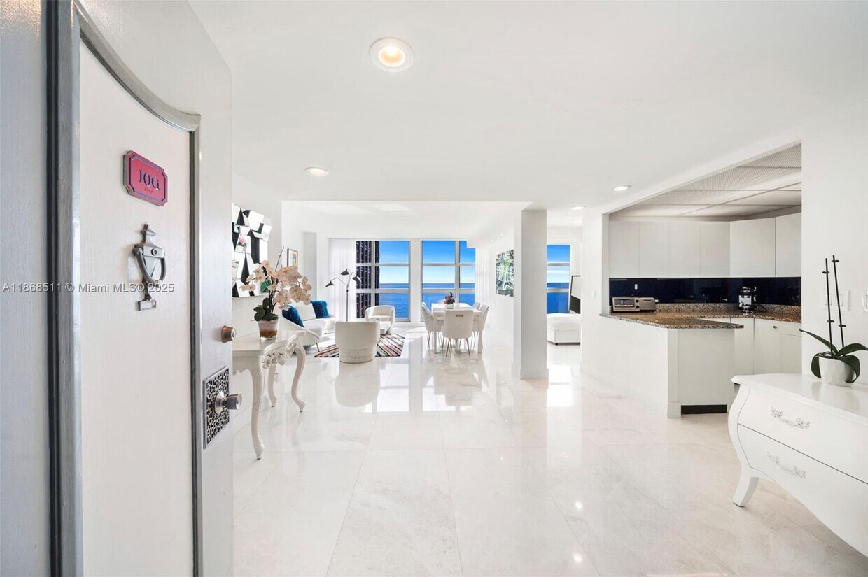 Primary Photo - 5055 Collins Ave