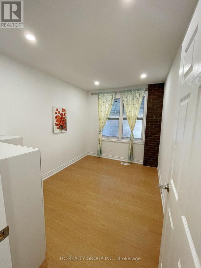 Building Photo - 48 Torrens Ave