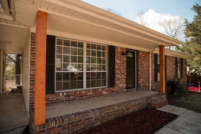 Building Photo - Stunning 3-Bed, 2-Bath Remodeled Home in C...