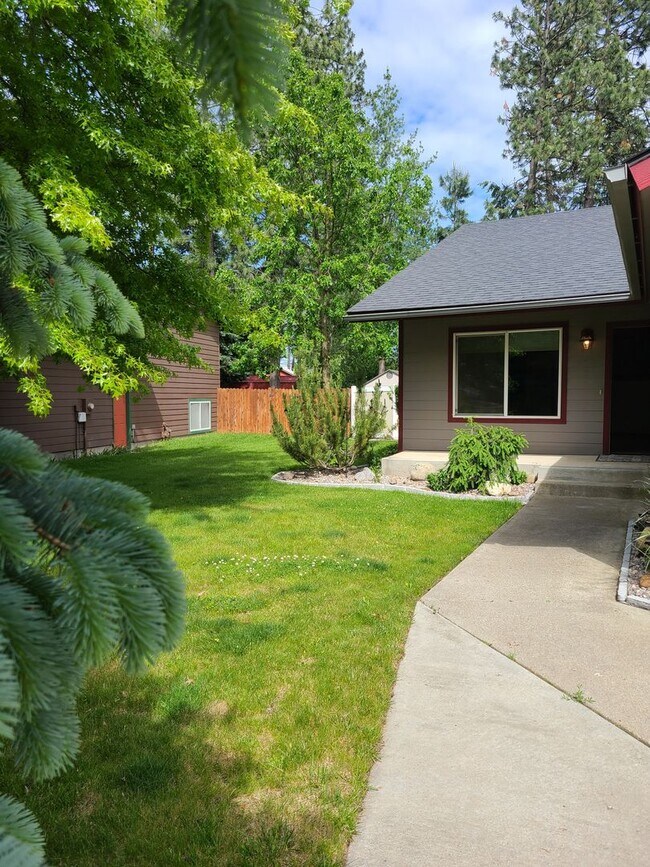 Building Photo - Beautifully updated 4 bedroom 2 bath Rathd...