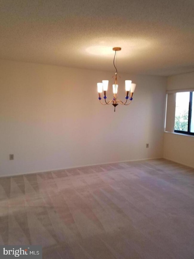 Foto del edificio - 15101 Interlachen Dr