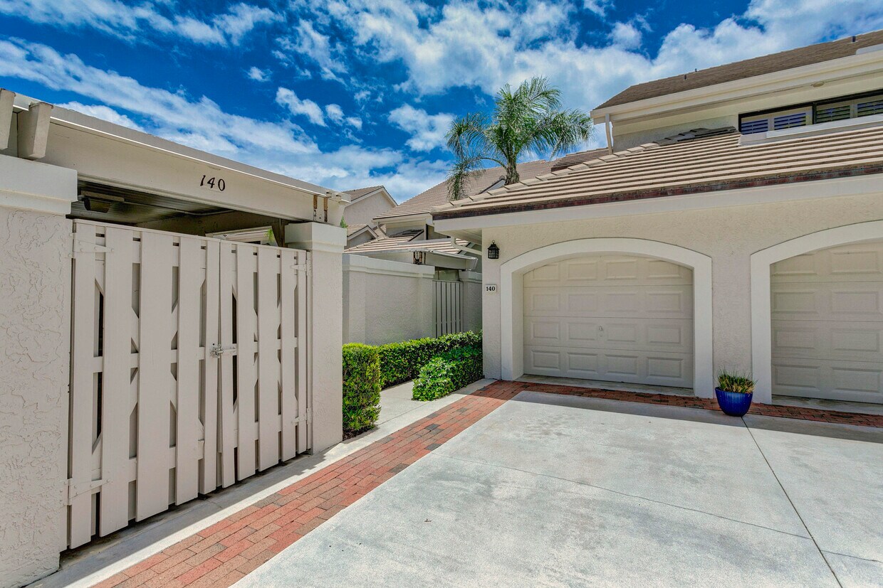 Foto principal - 3940 Back Bay Dr