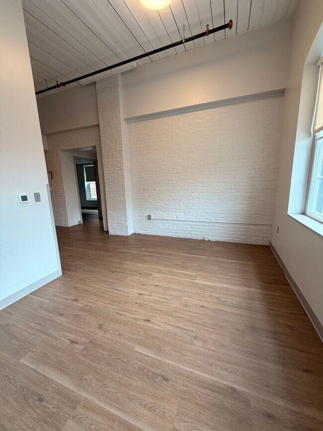 Foto del edificio - Dewitt Block, Rare 2 Bed/1 Bath Apartment Available Immediately - $1,866 - ALL UTILITIES INCLUDED