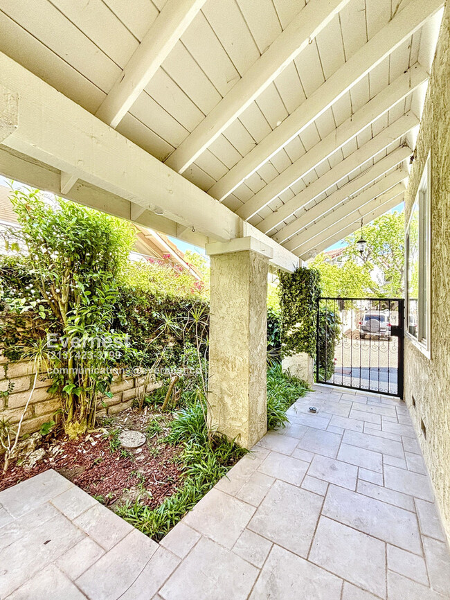 Building Photo - Stunning 5-Bedroom Home with Luxurious Fea...