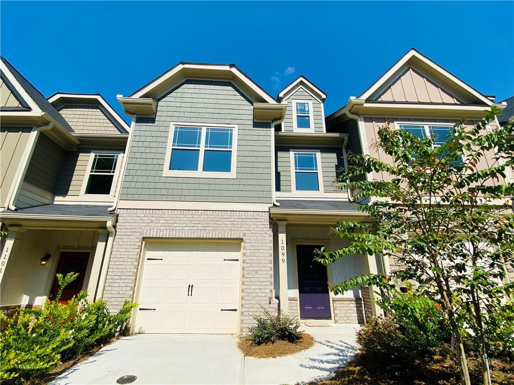 Foto principal - 1099 N Village Dr