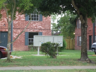 Building Photo - Colonial Village