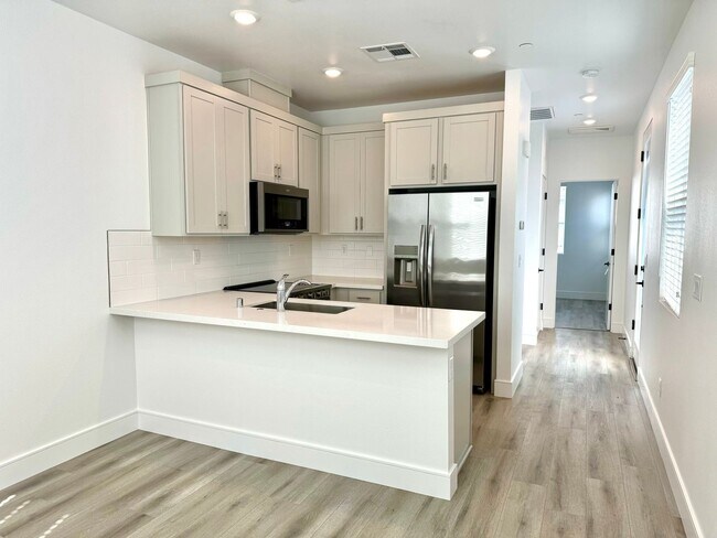 Foto del edificio - Newer One Bedroom in newer Santa Rosa Deve...