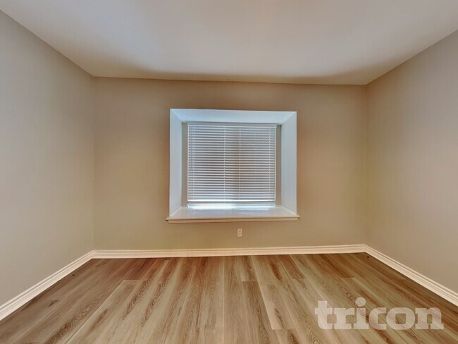 Building Photo - 5022 Crestwood Dr