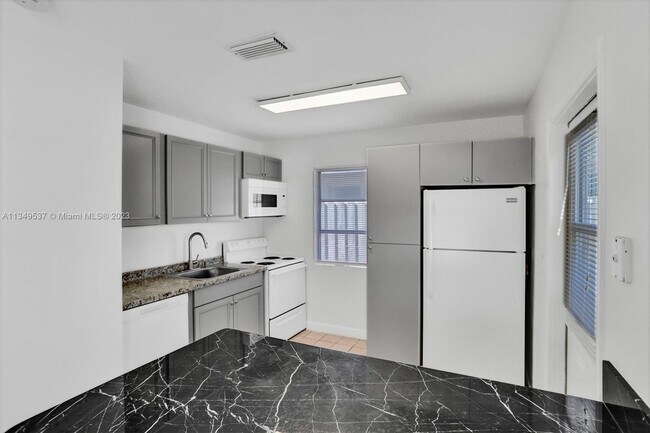 Foto del edificio - 936 NE 40th St