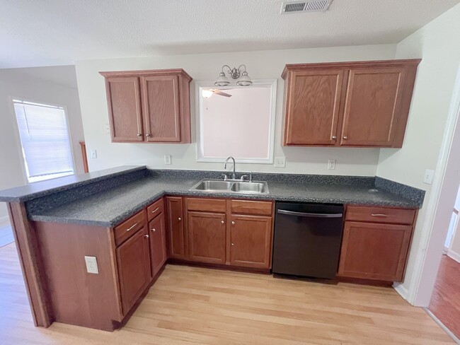 Foto del edificio - 5 Bedroom 3 Full Bathroom with Fenced in B...