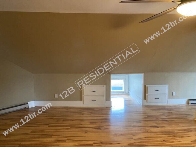 Foto del edificio - 2-Bedroom 3rd Story Unit in Toledo's Histo...