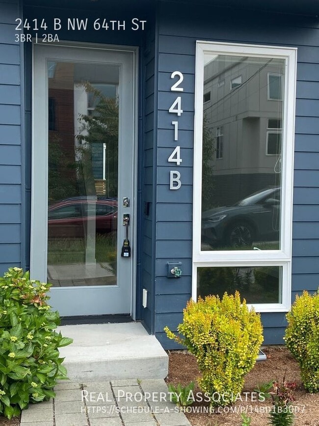 Building Photo - Updated townhouse with Views!