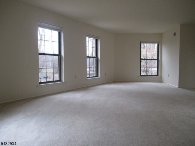 Foto del edificio - 181 Long Hill Rd