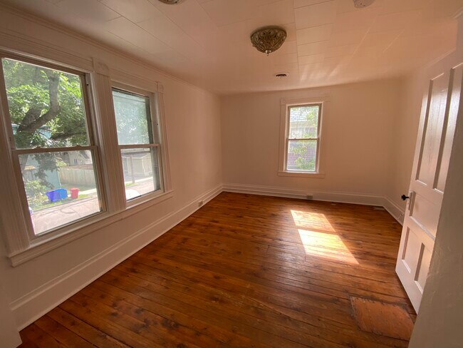 Sunny Bedroom #1 - 56 King St