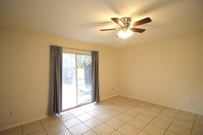 Foto del edificio - West Pensacola 2BR Townhome with Fenced Backyard, Upstairs Balcony, Modern Kitchen- Near Shopping...