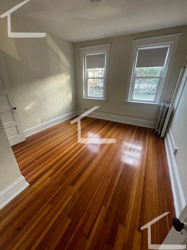 Building Photo - Nicely renovated 1 bed split next to the G...