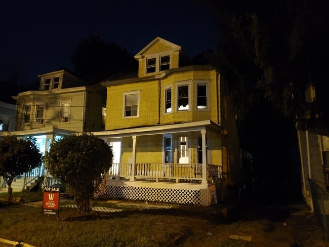 Building Photo - 571 Rutherford Ave