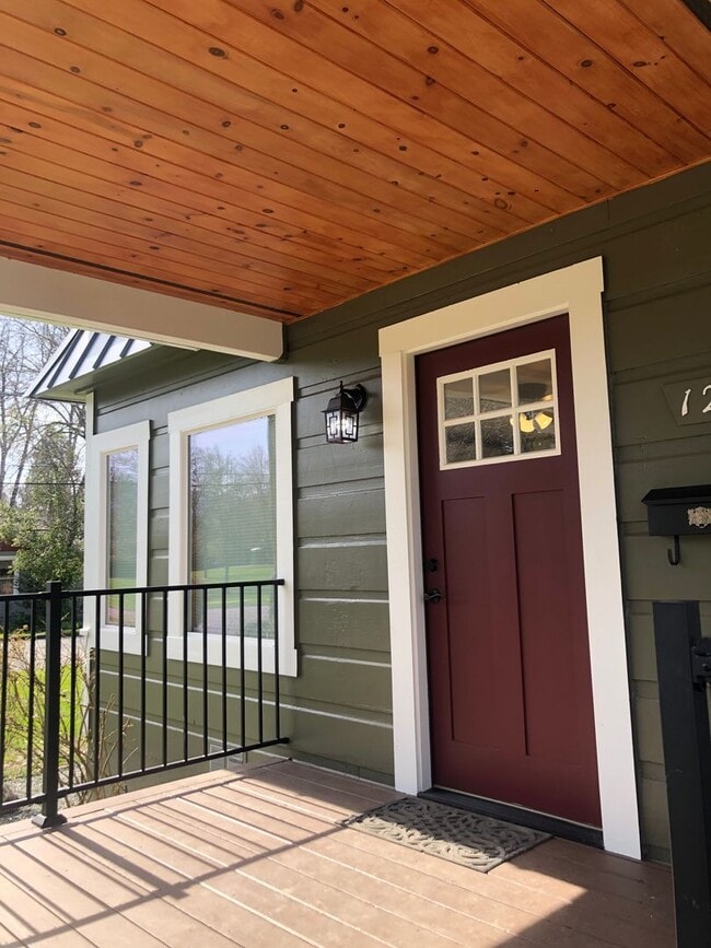 Building Photo - Charming 2-Bedroom Home Across from the Park!